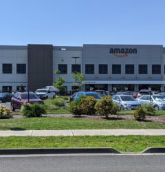 Centro de fulfillment Amazon en Oregon con estanterías y operaciones logísticas previas al Prime Day 2026