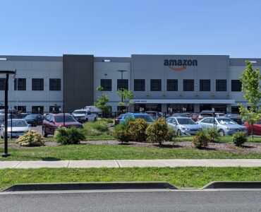 Centro de fulfillment Amazon en Oregon con estanterías y operaciones logísticas previas al Prime Day 2026