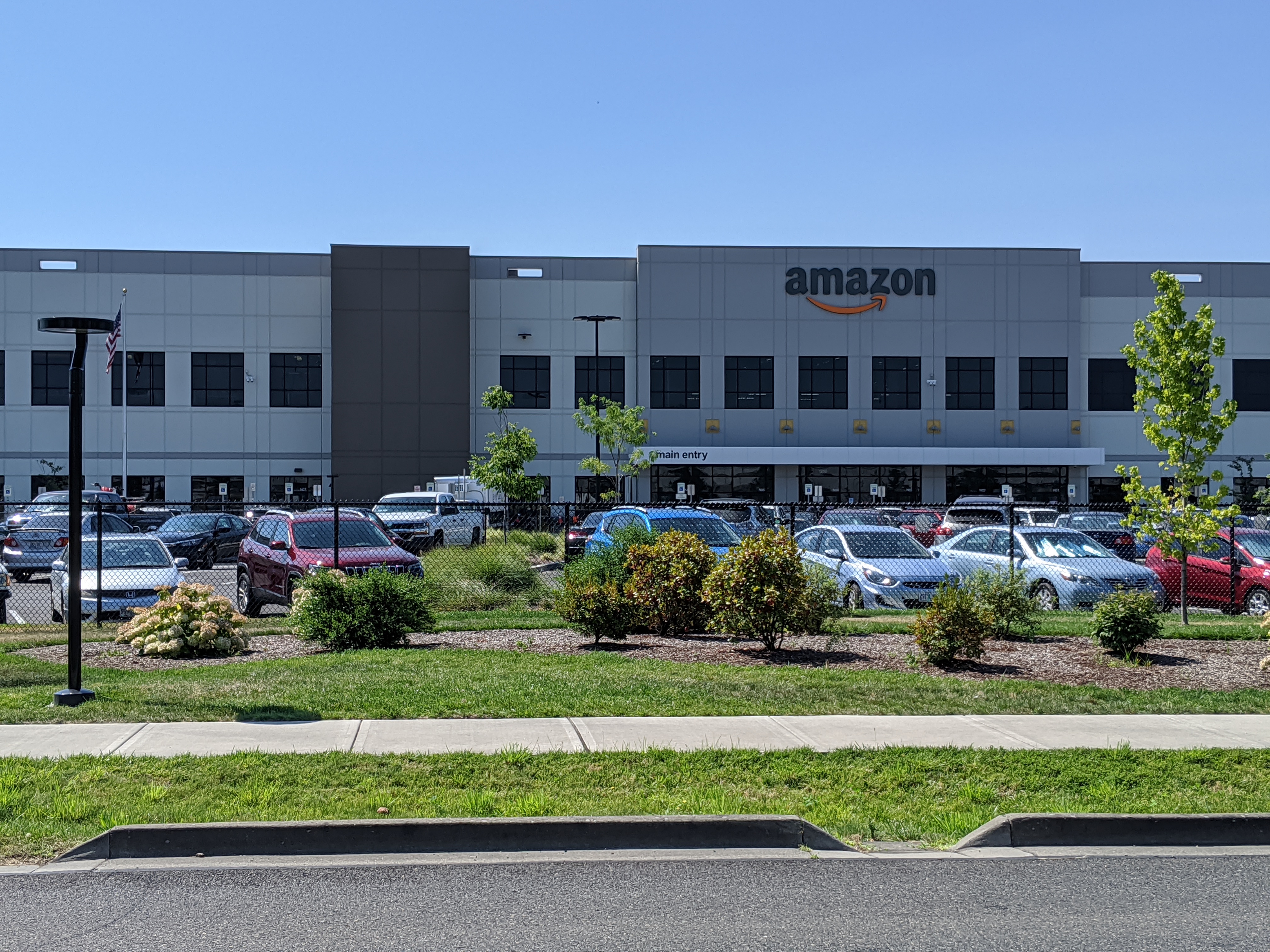 Centro de fulfillment Amazon en Oregon con estanterías y operaciones logísticas previas al Prime Day 2026