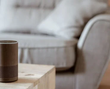 Dispositivo Amazon Echo con Alexa recomendando productos patrocinados de forma conversacional a un comprador online en su hogar
