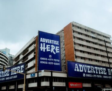Consultor de marketing digital analizando métricas de AMZ advertising para optimizar las ventas de una marca en Amazon.