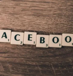 Especialista en marketing digital analizando métricas para anunciarse en Facebook y optimizar el retorno de inversión de un ecommerce