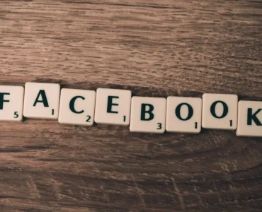 Especialista en marketing digital analizando métricas para anunciarse en Facebook y optimizar el retorno de inversión de un ecommerce