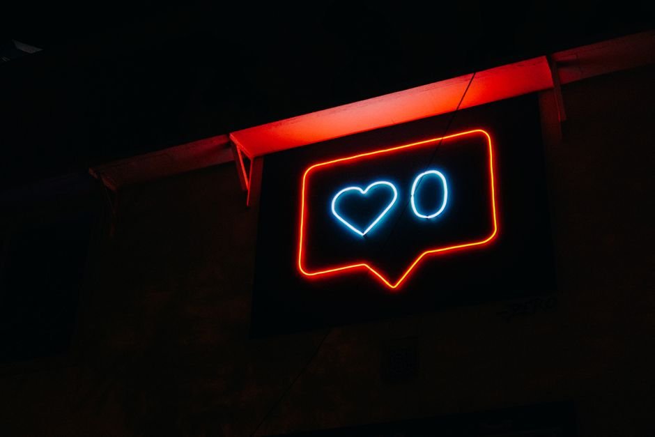 Especialista de marketing digital optimizando una campaña para anunciarse en Instagram dirigida a una audiencia de compradores online