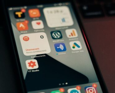 Especialista de marketing analizando métricas de campañas de Google Ads para optimizar el retorno de inversión de su negocio