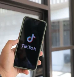 Creador digital analizando el panel de control de TikTok Shop para aumentar las ventas de su tienda online