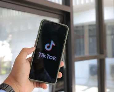 Creador digital analizando el panel de control de TikTok Shop para aumentar las ventas de su tienda online