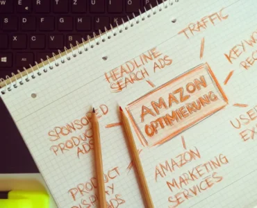 Consultor de marketing digital analizando métricas de Amazon Ads para reducir el ACoS de un vendedor online