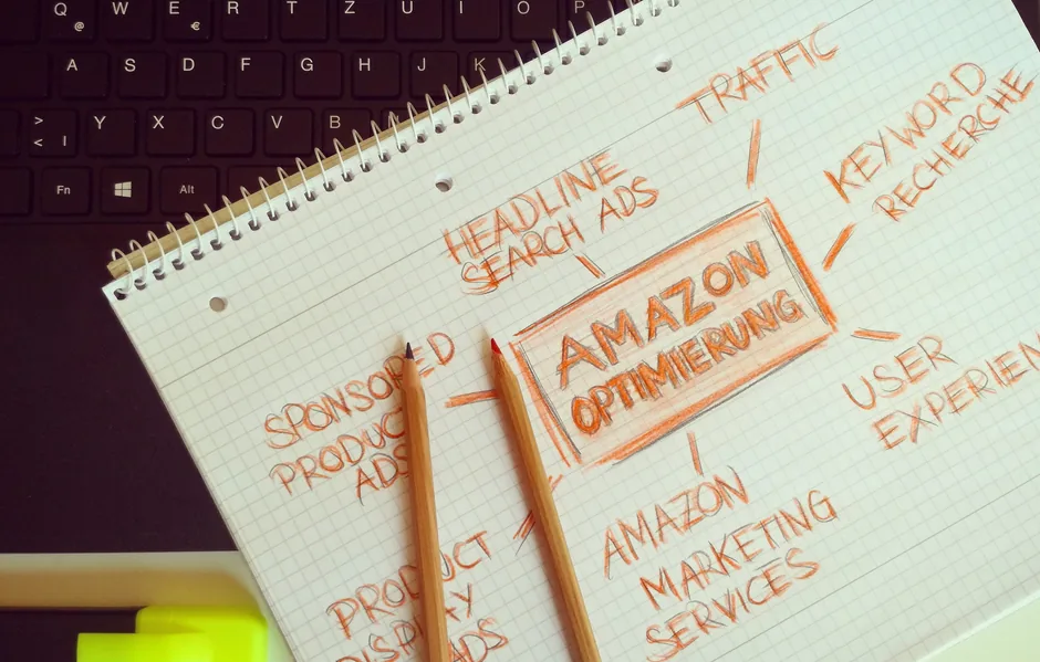 Consultor de marketing digital analizando métricas de Amazon Ads para reducir el ACoS de un vendedor online