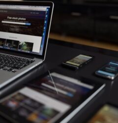 Emprendedor analiza las métricas de conversión de su tienda online para optimizar la estrategia de ventas digitales de su marca.