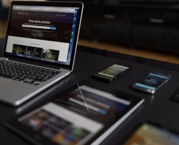 Emprendedor analiza las métricas de conversión de su tienda online para optimizar la estrategia de ventas digitales de su marca.