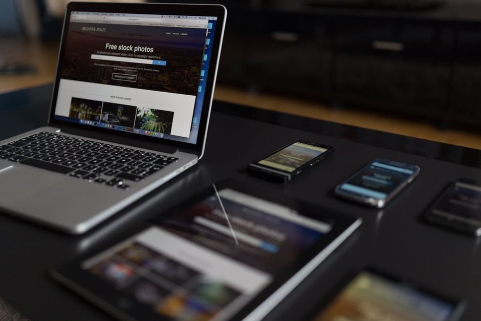 Emprendedor analiza las métricas de conversión de su tienda online para optimizar la estrategia de ventas digitales de su marca.