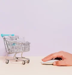 Diseñador web optimizando el checkout móvil de un ecommerce para reducir el abandono de carrito de los usuarios.