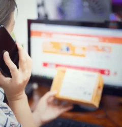 Emprendedor digital analizando métricas de dropshipping en Amazon en su ordenador para evitar penalizaciones de Seller Central