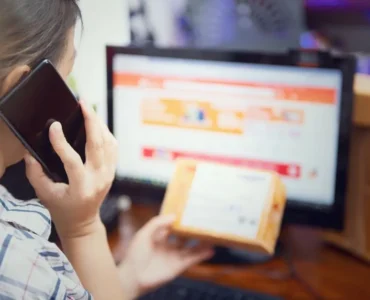 Emprendedor digital analizando métricas de dropshipping en Amazon en su ordenador para evitar penalizaciones de Seller Central