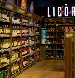 Equipo de marketing analizando métricas de ventas de una empresa retail en una pantalla para optimizar su estrategia digital.