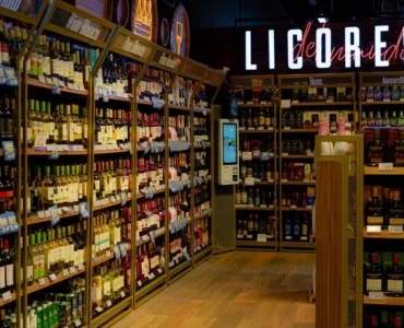 Equipo de marketing analizando métricas de ventas de una empresa retail en una pantalla para optimizar su estrategia digital.