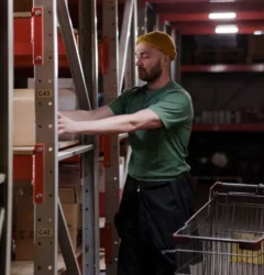 Operario de almacén organizando estanterías de e-commerce aplicando el método FIFO y LIFO para optimizar la rotación de stock