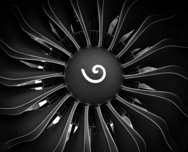 Consultor de marketing digital optimiza el contenido web para generative engine optimization buscando mejorar la visibilidad de su tienda online