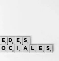 Especialista en marketing digital analizando métricas de gestión de redes sociales para optimizar las ventas de una marca en Amazon