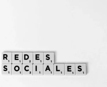 Especialista en marketing digital analizando métricas de gestión de redes sociales para optimizar las ventas de una marca en Amazon