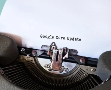 Profesional de marketing digital analiza métricas de posicionamiento web en pantalla para optimizar su ecommerce según Google.