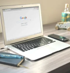 Especialista en marketing digital analizando gráficos de experimentos de Performance Max para optimizar las ventas de un ecommerce.