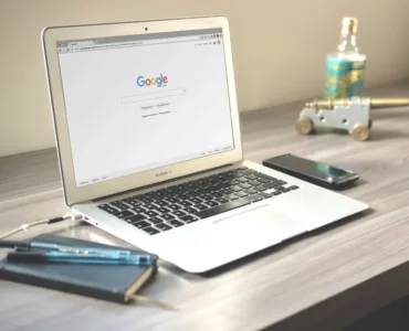 Especialista en marketing digital analizando gráficos de experimentos de Performance Max para optimizar las ventas de un ecommerce.