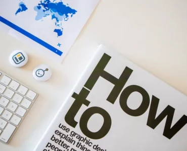 Especialista en marketing digital analizando métricas de competencia en Google Ads para optimizar las campañas de un ecommerce.
