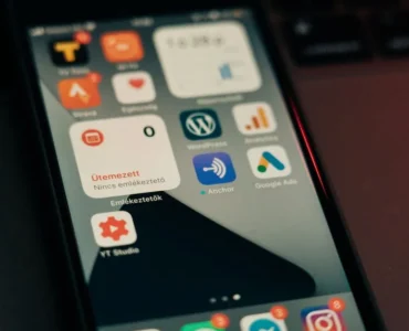 Estratega digital analiza métricas de Google Ads mostrando el cambio a CPM en campañas Demand Gen