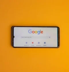 Especialista de marketing optimizando listas de clientes en Google Ads para mejorar el ROAS de un ecommerce.