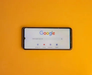 Especialista de marketing optimizando listas de clientes en Google Ads para mejorar el ROAS de un ecommerce.