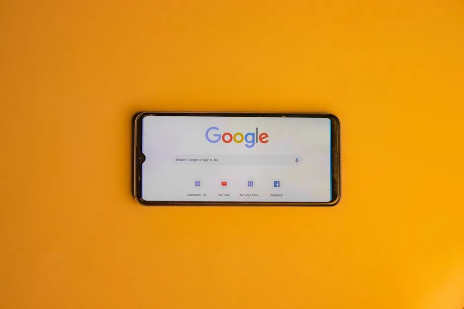 Especialista de marketing optimizando listas de clientes en Google Ads para mejorar el ROAS de un ecommerce.