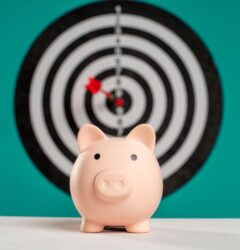 Consultor de marketing digital optimizando las pujas de Google Ads en una pantalla para evitar costes altos en ecommerce.