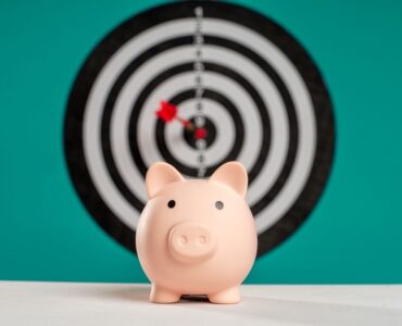 Consultor de marketing digital optimizando las pujas de Google Ads en una pantalla para evitar costes altos en ecommerce.