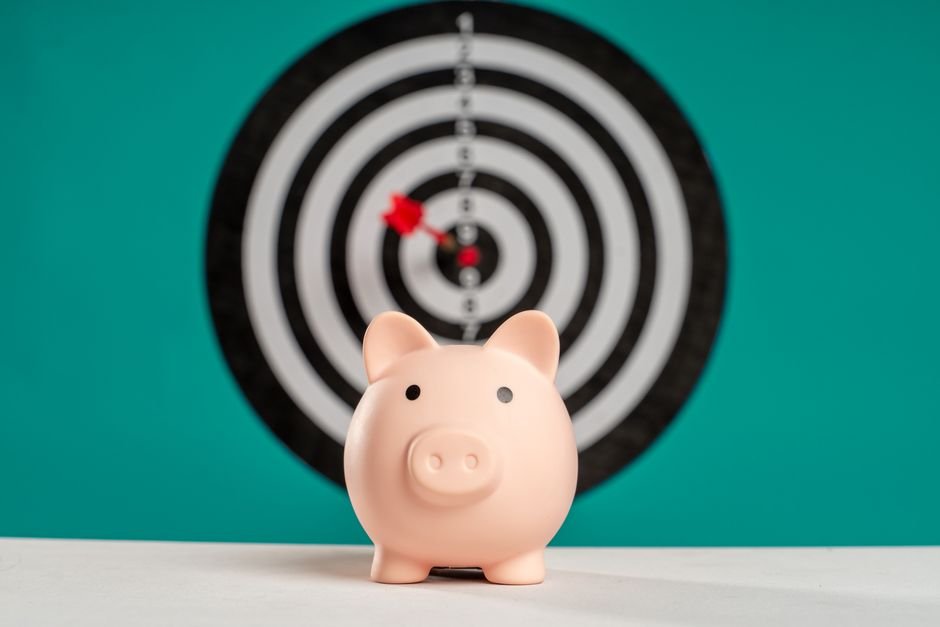 Consultor de marketing digital optimizando las pujas de Google Ads en una pantalla para evitar costes altos en ecommerce.