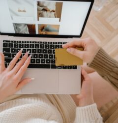 Persona comprando online con laptop representando visibilidad de producto en Google AI Shopping Merchant Center