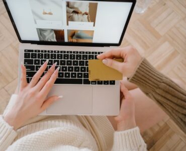 Persona comprando online con laptop representando visibilidad de producto en Google AI Shopping Merchant Center