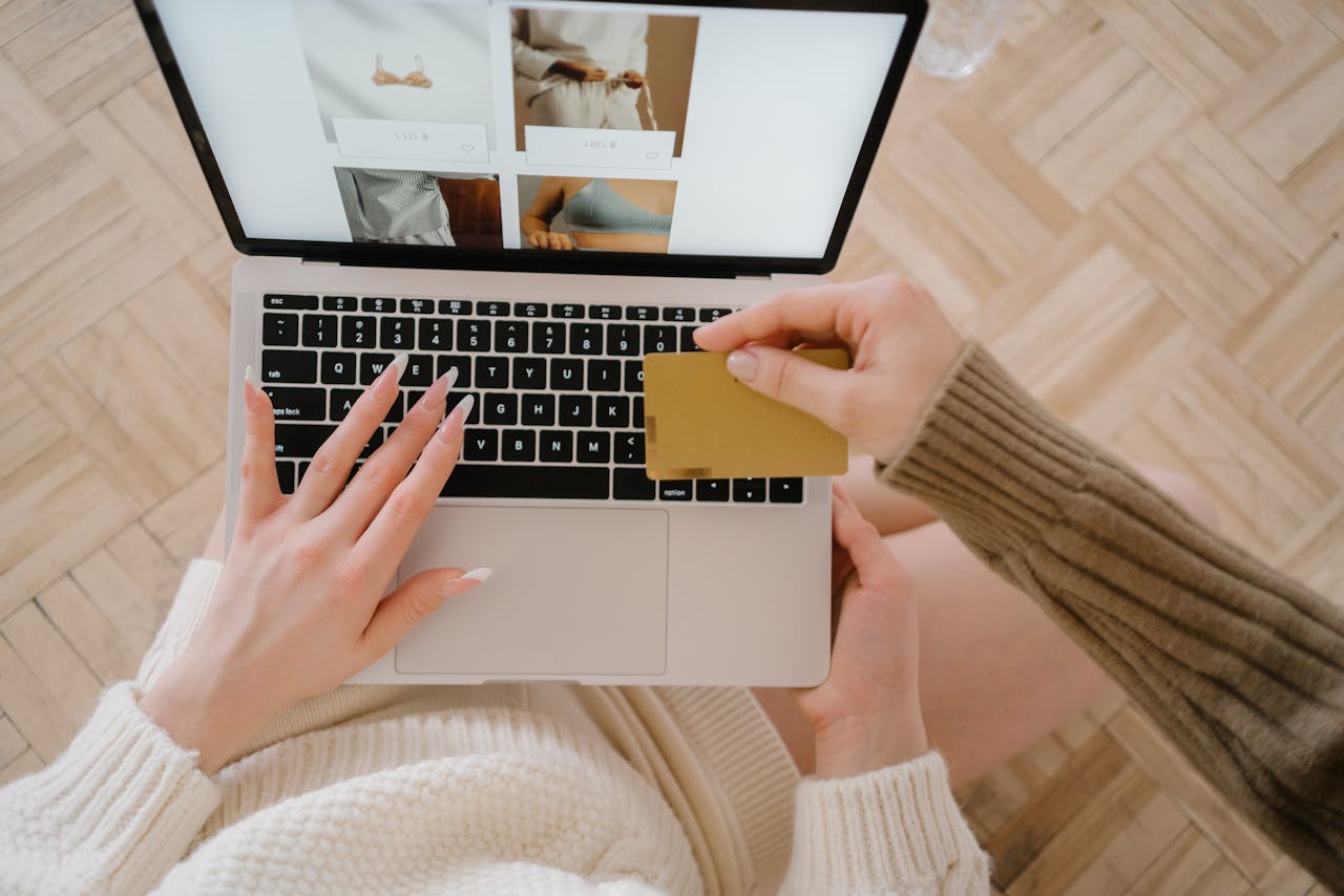 Persona comprando online con laptop representando visibilidad de producto en Google AI Shopping Merchant Center