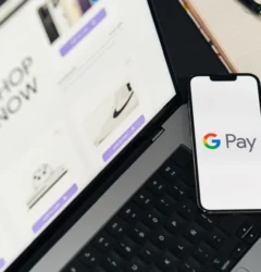 Especialista de marketing digital analizando las diferencias de rendimiento entre Google Shopping y Performance Max para optimizar un ecommerce.