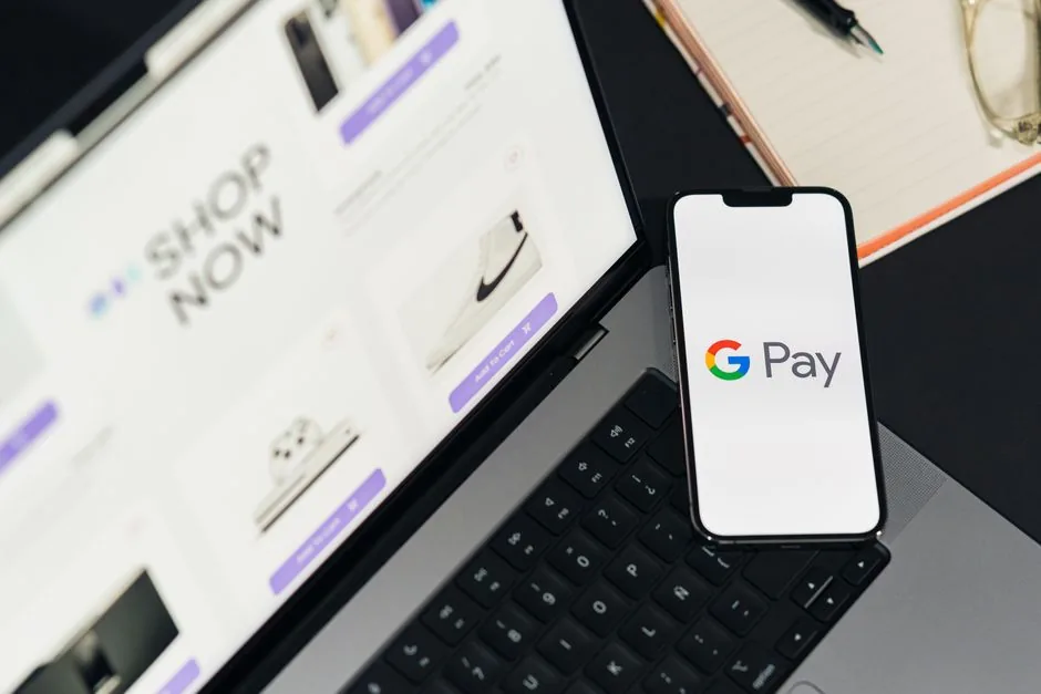 Especialista de marketing digital analizando las diferencias de rendimiento entre Google Shopping y Performance Max para optimizar un ecommerce.