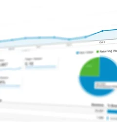 Especialista de marketing digital analizando métricas de growth marketing y retención de clientes para marcas de ecommerce.