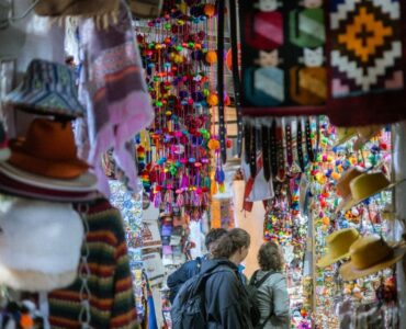 Especialista en ecommerce analiza métricas de conversión en una pantalla para optimizar las ventas de su tienda online.