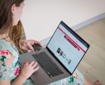 Emprendedor digital analizando métricas de conversión en su tienda online para optimizar las ventas de su negocio de ecommerce