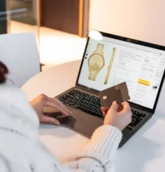 Emprendedor digital analiza gráficas de conversión para hacer una tienda online rentable y reducir el abandono de carritos.