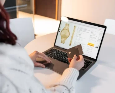 Emprendedor digital analiza gráficas de conversión para hacer una tienda online rentable y reducir el abandono de carritos.