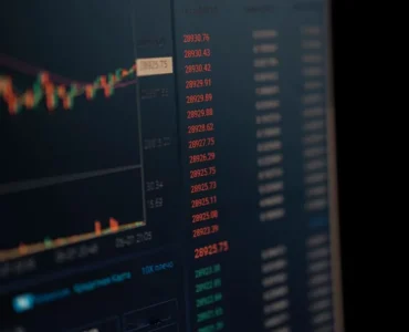 Especialista en retail media analiza métricas de Amazon Marketing Cloud para optimizar la rentabilidad de una marca de ecommerce.