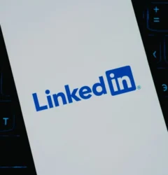 Profesional de marketing digital analizando métricas de campañas de LinkedIn Ads para optimizar el retorno de inversión B2B.