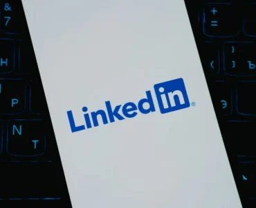 Profesional de marketing digital analizando métricas de campañas de LinkedIn Ads para optimizar el retorno de inversión B2B.