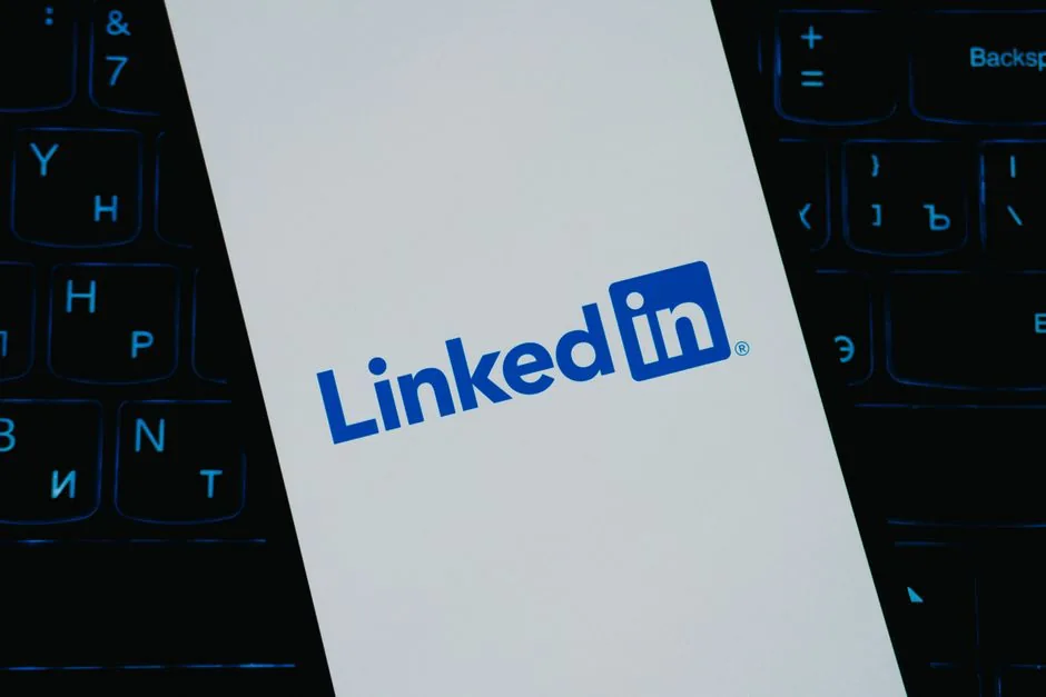 Profesional de marketing digital analizando métricas de campañas de LinkedIn Ads para optimizar el retorno de inversión B2B.